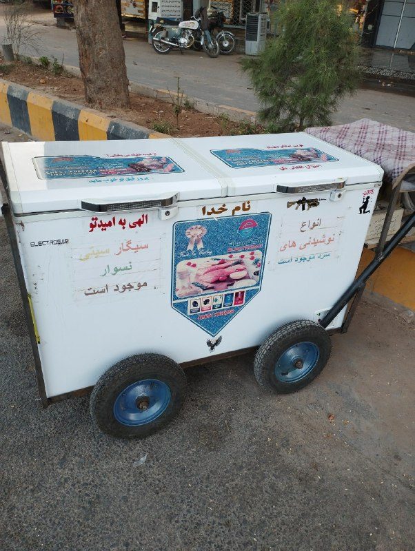 Hello, the refrigerator freezer is in like new condition, used for 3 months, please contact the real buyer 0729596682
