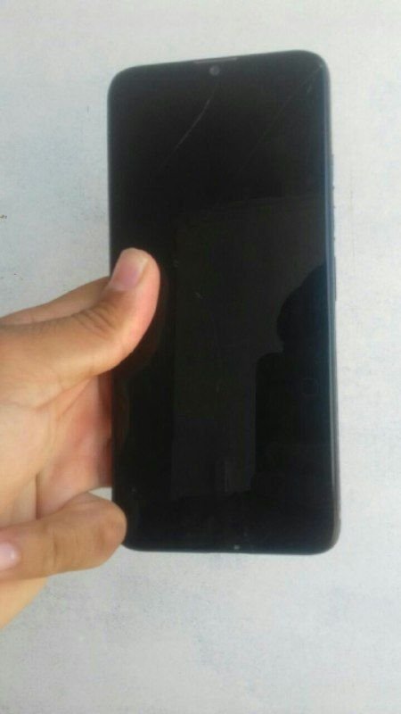 The shape of the iPhone Note is missing the glass and has a little crack, and the LCD in the photo is also a little yellow