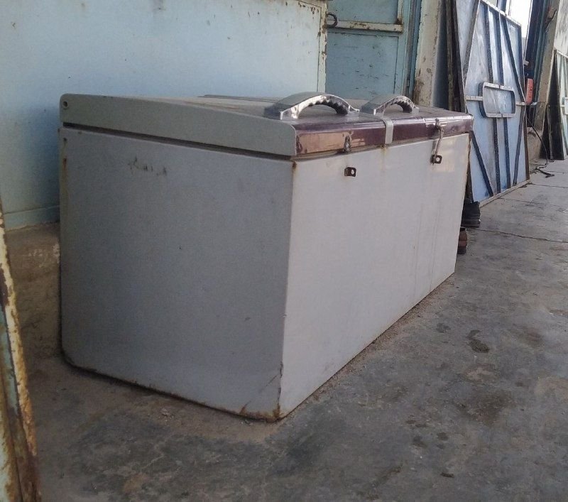 A juicer with an electric juicer for yellow and apple juice and a manual juicer for pomegranate and lemon number 15, original number 15, three chooks, a basket, a fruit holder, a refrigerator for putting ice and all the necessary facilities are for sale, suitable for low capital and good income.