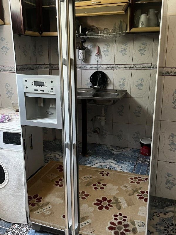 Selling a refrigerator. Samsung, the price is 22,000, along with a new 12-meter carpet, it is still inside its plastic, it has not been used, the price is 25,000, it fits.
