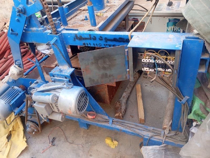 Hello, good time. There is an electric block machine with three new motors and an extra mold