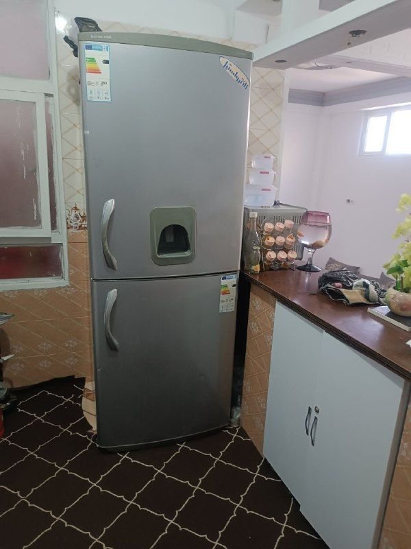 Fridge-freezer, length 2 meters, width 80, clean, rust-free, anti-mildew, needs a motor, negotiable price