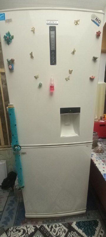 Selling a brand new Everest refrigerator, clean, healthy and without any breakage