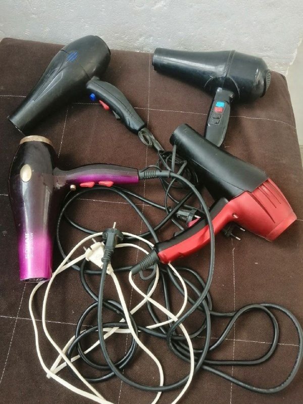 4 strong stock hair dryers with a heavy motor for hairdressing salons with a one-week warranty, in case of any kind of defect, get your money back.