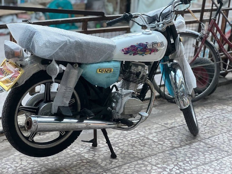A strong, healthy Honda 125 Shahab bike.