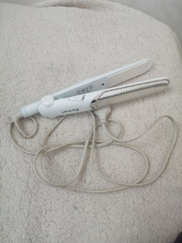 A stock hair straightener heats up on the spot without delay. I am a hairdresser myself and I use it