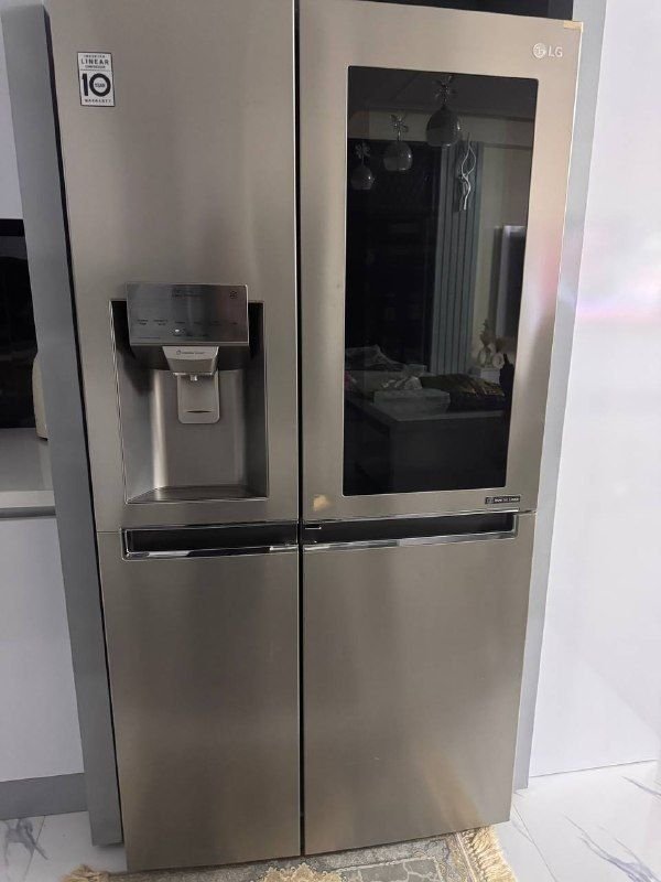 Hello, the LG side refrigerator with a Korean side display case has an automatic ice maker, a Falodei ice breaker, and it is connected to the water faucet.
