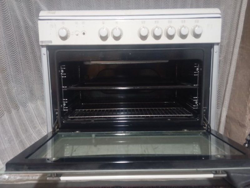 Gas stove, oven with five burners, timer and lighter, healthy, clean and brand new, price 4500 B, the buyer will get a discount.