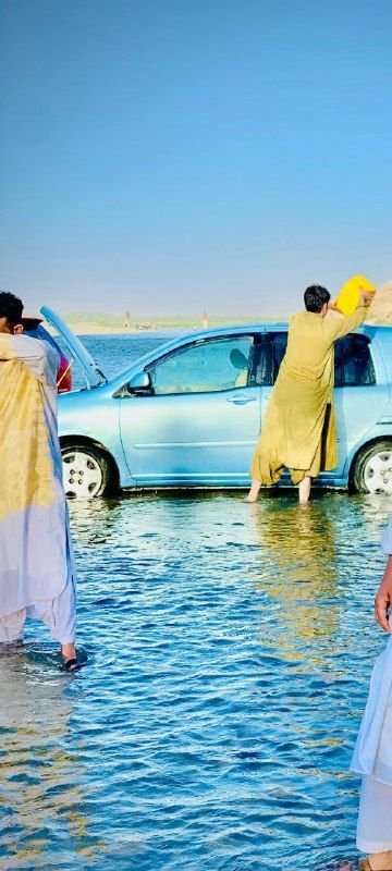 Hello, for sale, a clean and homely car, model 2006, stickers, fast, low consumption, without opening the car or gearbox, painted, the car has an active electric gate, frozen cooler, price one lakh five thousand 0729338376