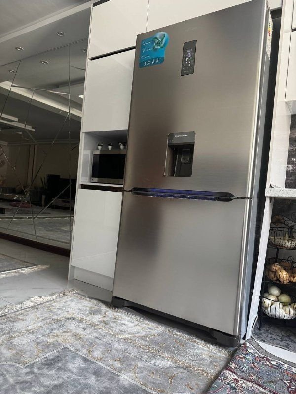 Hello, urgent sale due to Himalayan refrigerator migration, you have an automatic ice maker, a manual ice breaker, it is also connected to the water faucet, very clean, like new, price 32 with a discount 0790822867