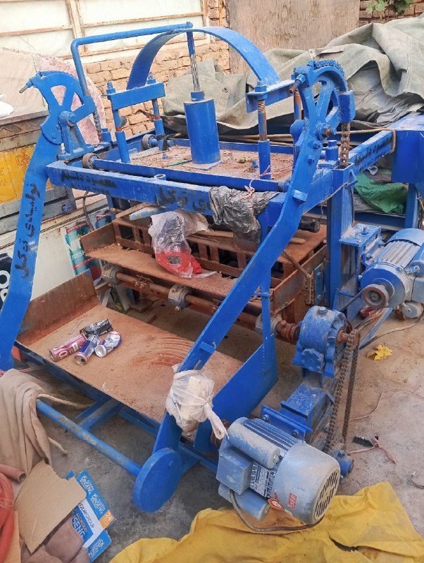 Hello, good morning, a new three-motor electric block making machine, never used.