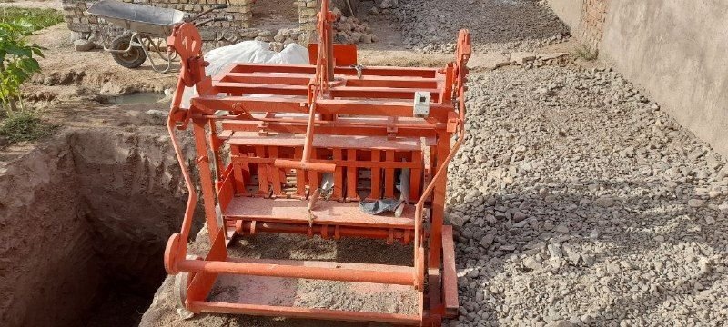 Hello, dear friends, a block making machine, 5 x 20 x 40, large dynamo, 3 holes on both sides, chained, Kamilan Industrial, manual, electric, also works, just got out of customs, for sale below the price due to financial problems, contact numbers 0701772343