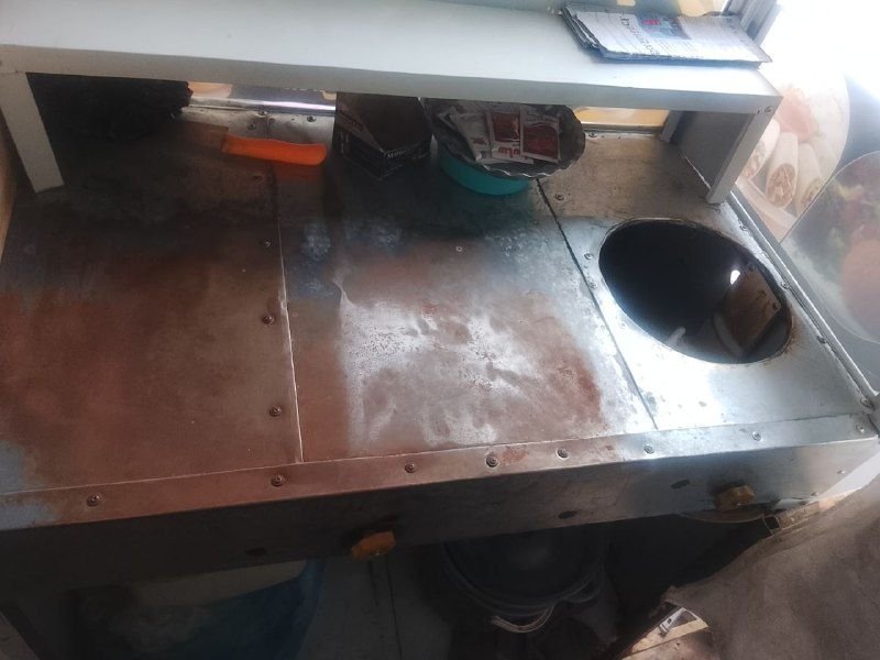 A 1 x 60 cm oven with two burners is for sale