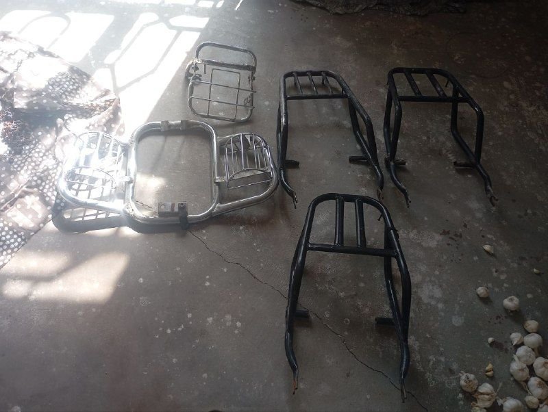 Sale of 3 pieces of healthy engine parts, grain 200, two pieces of engine protection, both together, 300