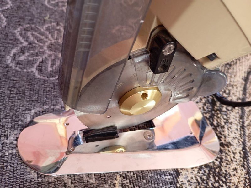 Selling new electric sewing scissors that don't work.